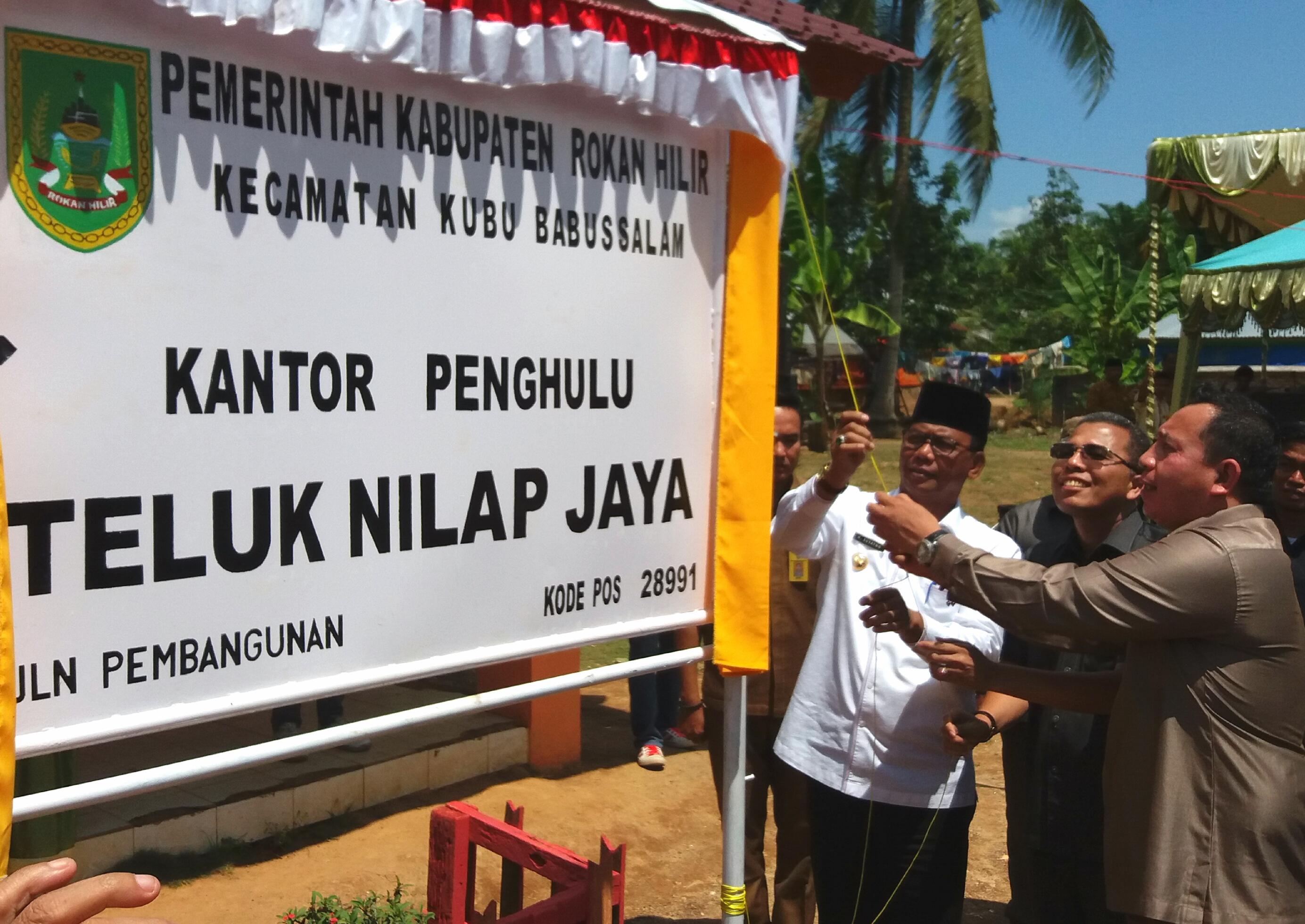 Bupati Suyatno didampingi anggota DPRD Rohil menbuka plang nama kepenghuluan teluk nilap jaya